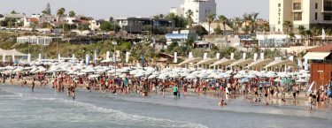 יש הרבה אנשים על החוף