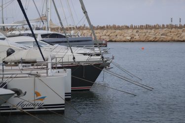 יאכטות עוגנות במרינה